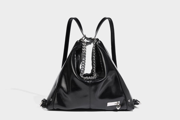 Glänzend schwarze Hobo-Shopper-Tasche mit silberfarbenem Kettenakzent, Reißverschluss oben und langen Schulterriemen, Detailansicht 29