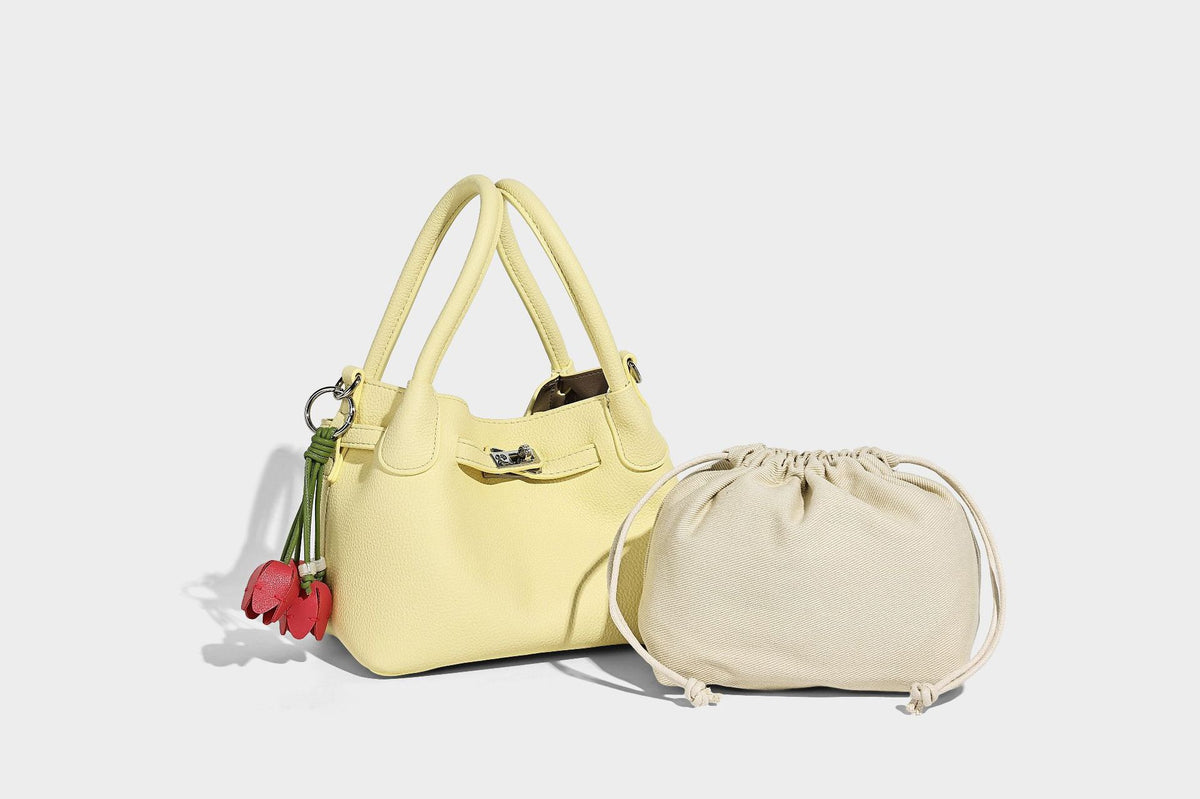 Kleine strukturierte Henkeltasche mit genarbter Oberfläche, silberfarbenem Drehverschluss, zwei Henkeln, abnehmbarem Schulterriemen und