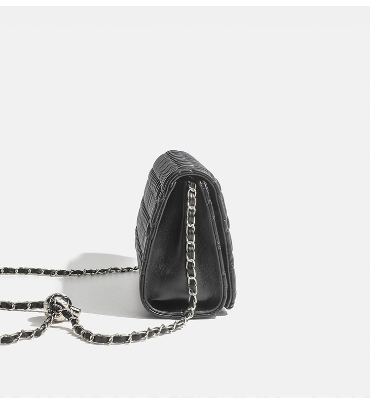 Kleine gesteppte Schultertasche in Lederoptik mit silberfarbenem Kettenriemen und Drehverschluss, Detailansicht 9