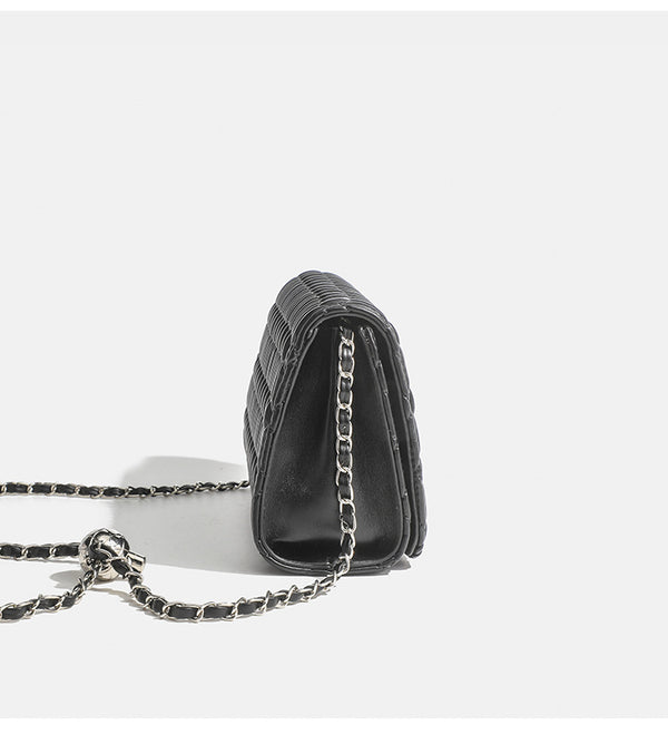 Kleine gesteppte Schultertasche in Lederoptik mit silberfarbenem Kettenriemen und Drehverschluss, Detailansicht 9