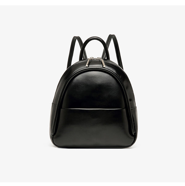 Kleine kuppelförmige Mini-Rucksackhandtasche in Pastellgelb mit glatter Lederoptik, oberem Bogenreißverschluss und silberfarbenen Details, Detailansicht