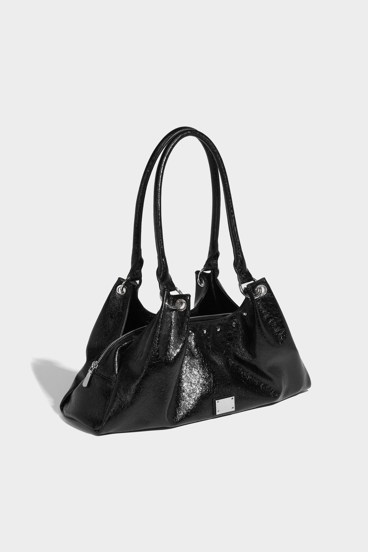 Locker fallende trapezförmige Tote-Schultertasche mit glänzender, geknautschter Lederoptik, zwei Schlaufenhenkeln, Reißverschluss oben und