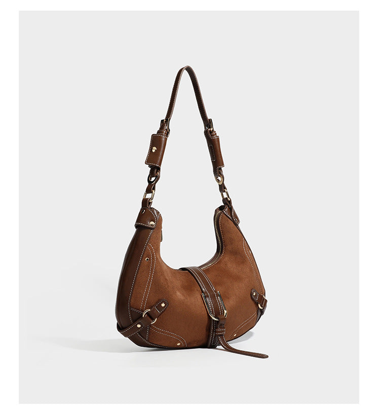 Halbmondförmige Schultertasche in hellbrauner Velourslederoptik mit weißen Kontrastnähten, goldfarbenen Schnallen und
