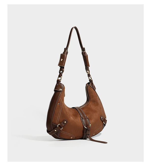 Halbmondförmige Schultertasche in hellbrauner Velourslederoptik mit weißen Kontrastnähten, goldfarbenen Schnallen und