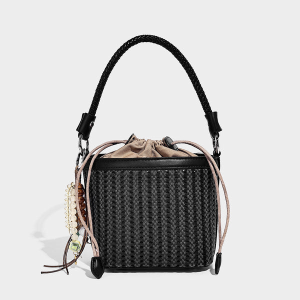 Kleine geflochtene Bucket-Bag mit Kordelzugverschluss, geflochtenem Henkel, Besatz in hellbrauner Lederoptik und Quasten-Anhänger mit Perlen, Detailansicht 4