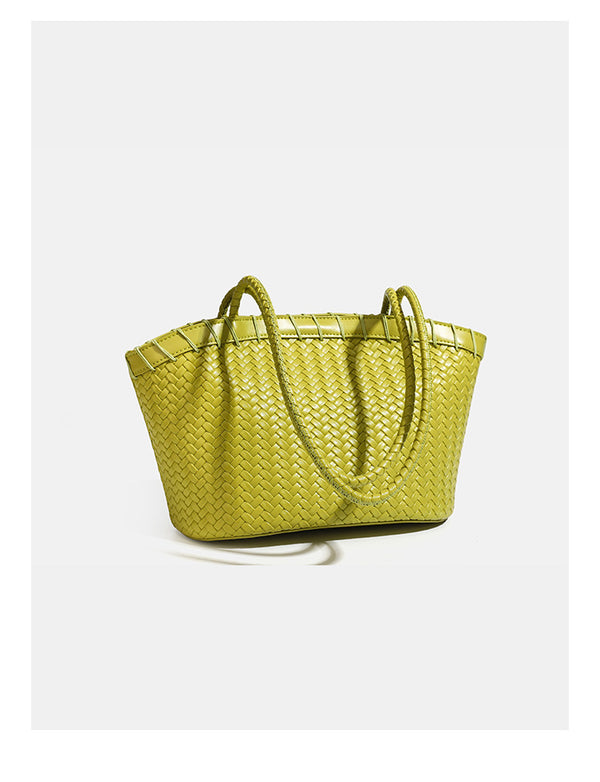Chartreusegrüne Tote-Bag aus Korbgeflecht mit langen geflochtenen Schulterriemen, verstärktem Rand und passender Reißverschlusstasche, Detailansicht