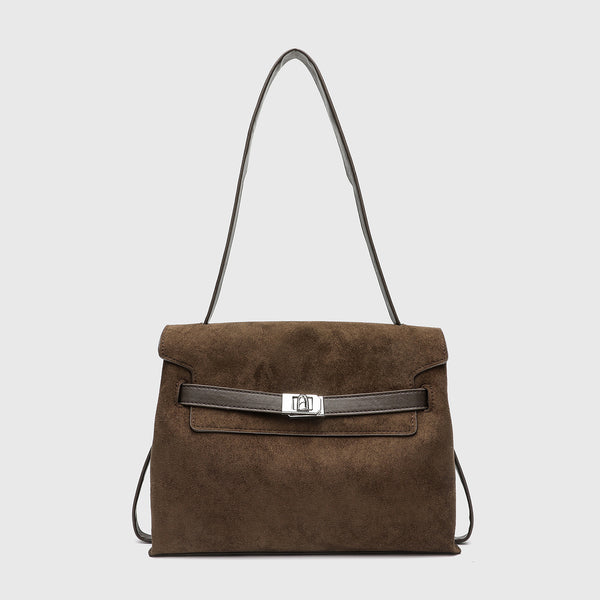 Schultertasche mit Überschlag in Kaffeebraun mit Velourslederoptik, silberfarbenem Drehverschluss und dunkler Kantenverarbeitung in Lederoptik, Vorderansicht