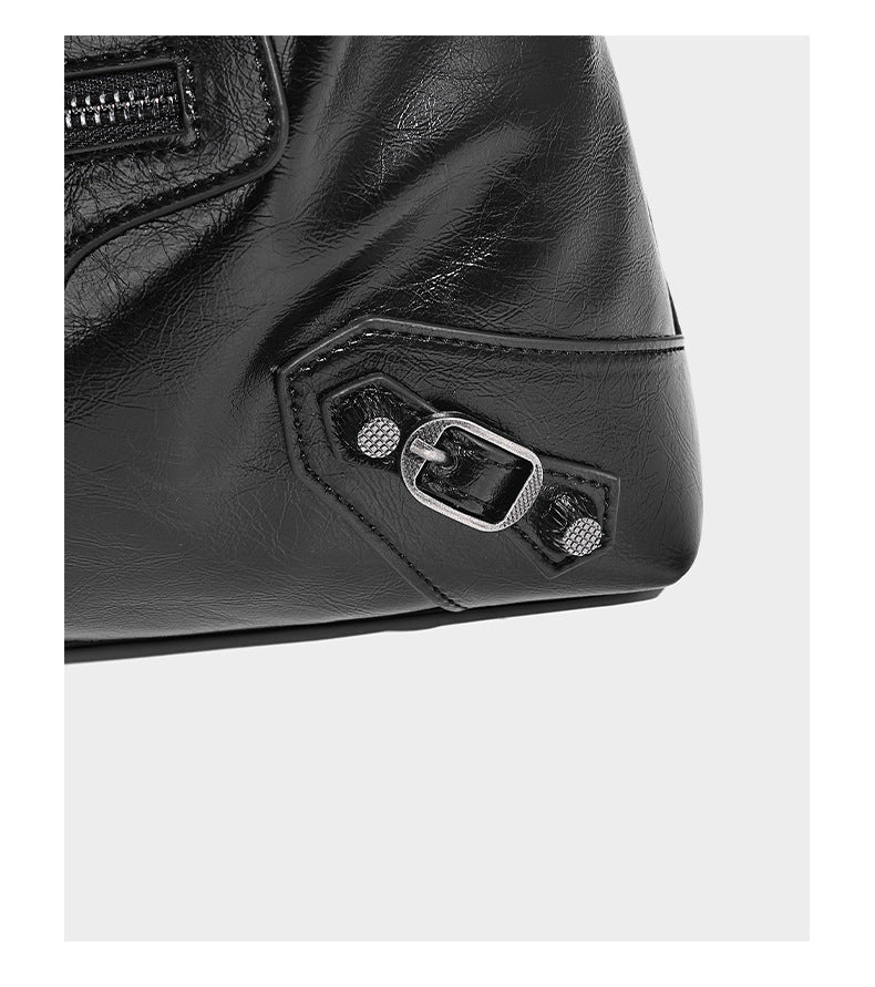 Große, glänzende Hobo-Schultertasche mit geknautschtem Effekt, dunkelfarbenen Nieten, Reißverschluss, vorderem Reißverschlussfach und verstellbarem Crossbody-Riemen