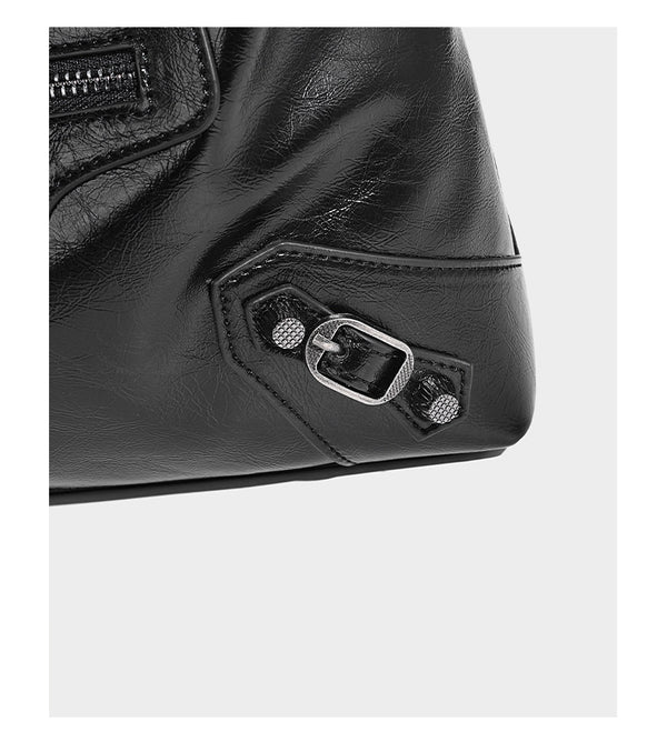 Große, glänzende Hobo-Schultertasche mit geknautschtem Effekt, dunkelfarbenen Nieten, Reißverschluss, vorderem Reißverschlussfach und verstellbarem Crossbody-Riemen