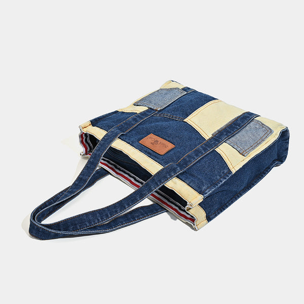 Tote-Bag aus Indigo- und Khaki-Denim im Patchwork-Stil mit aufgesetzten Außentaschen und hellbraunem Logo-Badge, Detailansicht 3