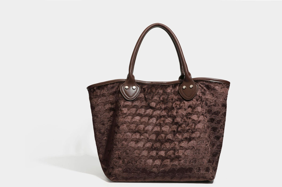 Shopper mit Muschelmuster-Prägung und samtartiger Haptik, abgerundeten Henkeln in Lederoptik und abnehmbarem Schulterriemen, Detailansicht 23