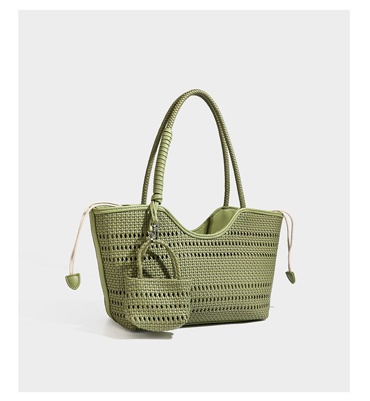 Strukturierte Henkeltasche aus geflochtenem Material in Dunkelbraun mit geflochtenen Henkeln, seitlichen Zugbändern und befestigtem Mini-Täschchen aus geflochtenem Material mit
