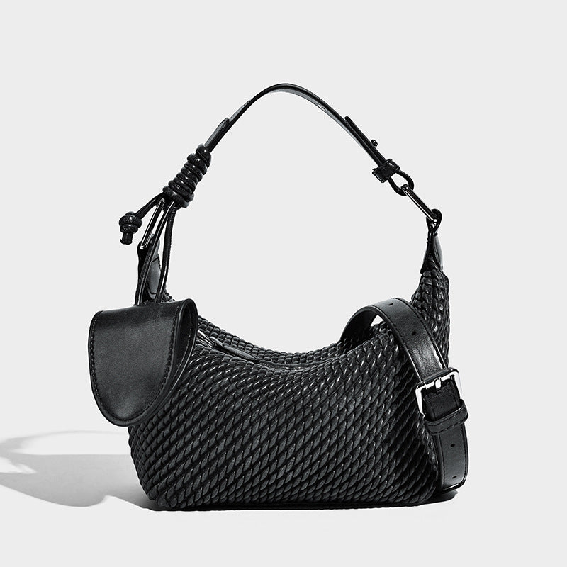 Halbmondförmige Hobo-Schultertasche in gewebter Optik mit geknotetem Tragegriff, integrierter Mini-Klappentasche und verstellbarem Träger in warmen