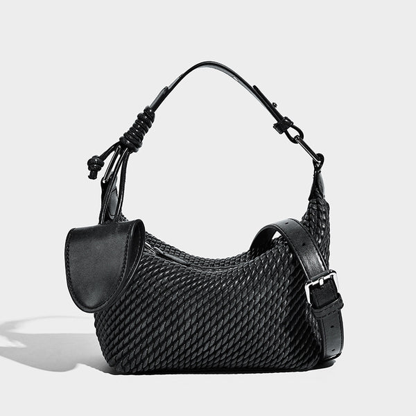 Halbmondförmige Hobo-Schultertasche in gewebter Optik mit geknotetem Tragegriff, integrierter Mini-Klappentasche und verstellbarem Träger in warmen