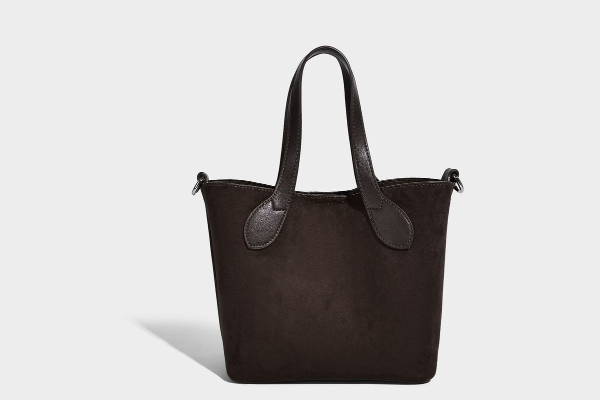 Kleine, strukturierte Tote-Handtasche in Wildlederoptik mit Elefantenanhänger, zwei oberen Tragegriffen und abnehmbarem Crossbody-Riemen, Detailansicht