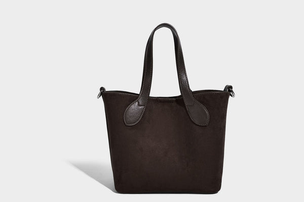 Kleine, strukturierte Tote-Handtasche in Wildlederoptik mit Elefantenanhänger, zwei oberen Tragegriffen und abnehmbarem Crossbody-Riemen, Detailansicht