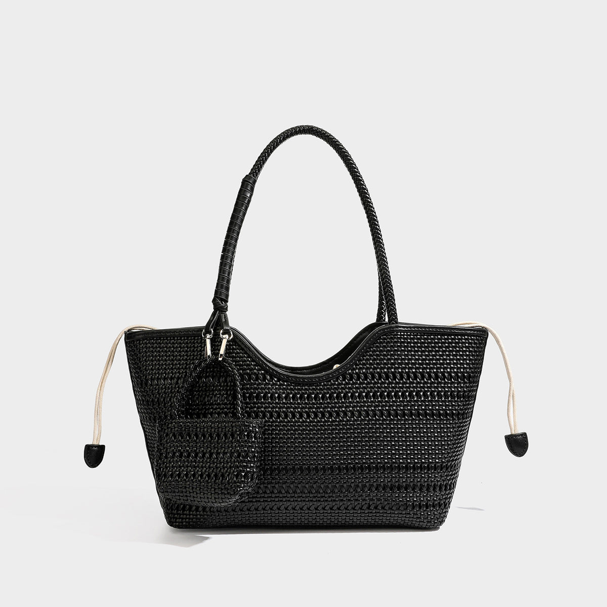 Formstabile Flecht-Tote-Bag in Dunkelbraun mit geflochtenen Henkeln, seitlichen Kordelzügen und befestigtem Mini-Etui aus Flechtmaterial mit