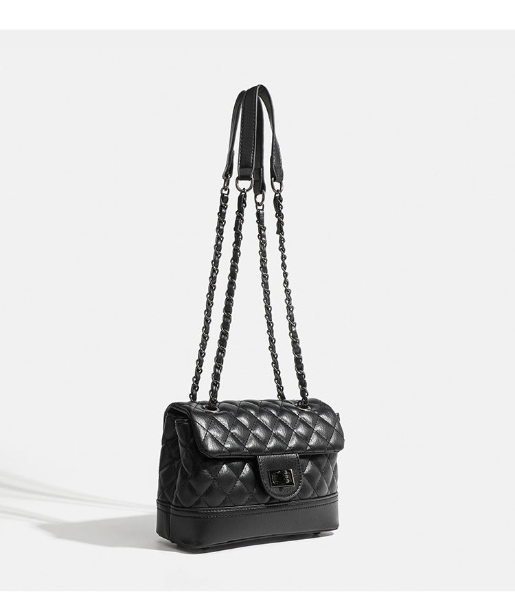 Gesteppte Mini-Schultertasche in Lederoptik mit Rautensteppung, Überschlag mit Drehverschluss und Kettenriemen in dunkler Gunmetal-Optik, Detailansicht