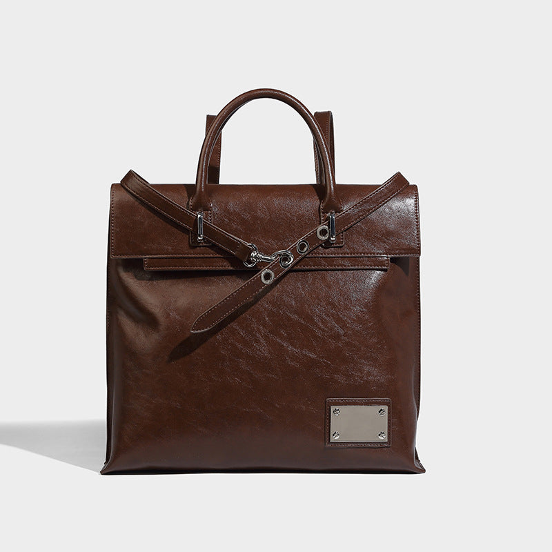 Große glänzende wandelbare Tote-Bag in Lederoptik mit Plüschbären-Anhänger und silberfarbenen Beschlägen, Detailansicht 15