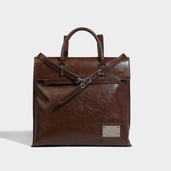 Große glänzende wandelbare Tote-Bag in Lederoptik mit Plüschbären-Anhänger und silberfarbenen Beschlägen, Detailansicht 15