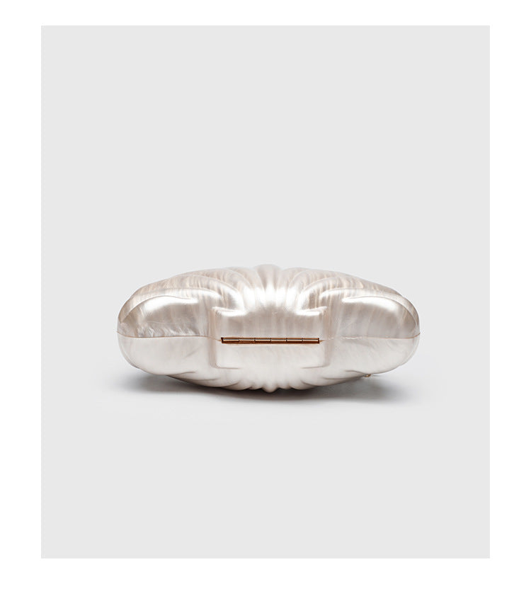 Strukturierte Clutch in Muschelform mit Perlmutt-Finish und goldfarbenem Kettenriemen, Detailansicht 11