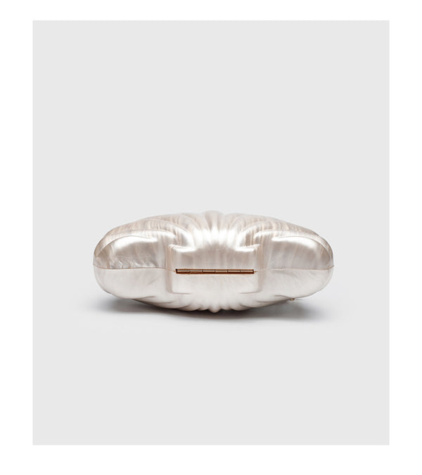 Strukturierte Clutch in Muschelform mit Perlmutt-Finish und goldfarbenem Kettenriemen, Detailansicht 11