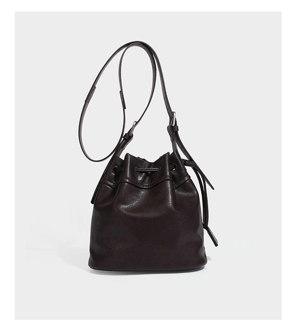Kleine Beuteltasche in genarbter Lederoptik mit Kordelzug, verstellbarem Crossbody-Riemen und silberfarbenen Beschlägen, Detailansicht 10