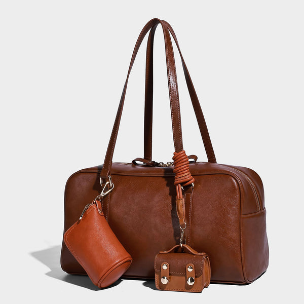 Strukturierte Boston-Schultertasche in glänzender Lederoptik mit zwei langen Trageriemen, Reißverschluss oben, goldfarbenen Metalldetails und zwei, Vorderansicht