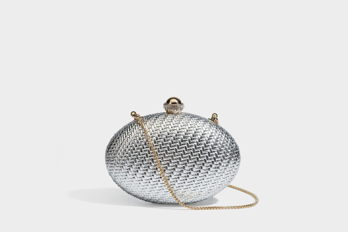 Kleine, ovale, metallisch gewebte Clutch mit juwelenbesetztem Bügelverschluss in Goldoptik und abnehmbarem Kettenriemen, Detailansicht 21