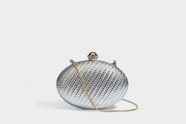 Kleine, ovale, metallisch gewebte Clutch mit juwelenbesetztem Bügelverschluss in Goldoptik und abnehmbarem Kettenriemen, Detailansicht 21