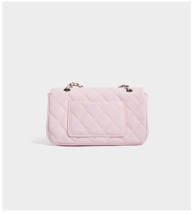 Kompakte Crossbody-Tasche mit Überschlag und Rautensteppung, silberfarbenem Drehverschluss und geflochtenem Kettenriemen, Detailansicht 12