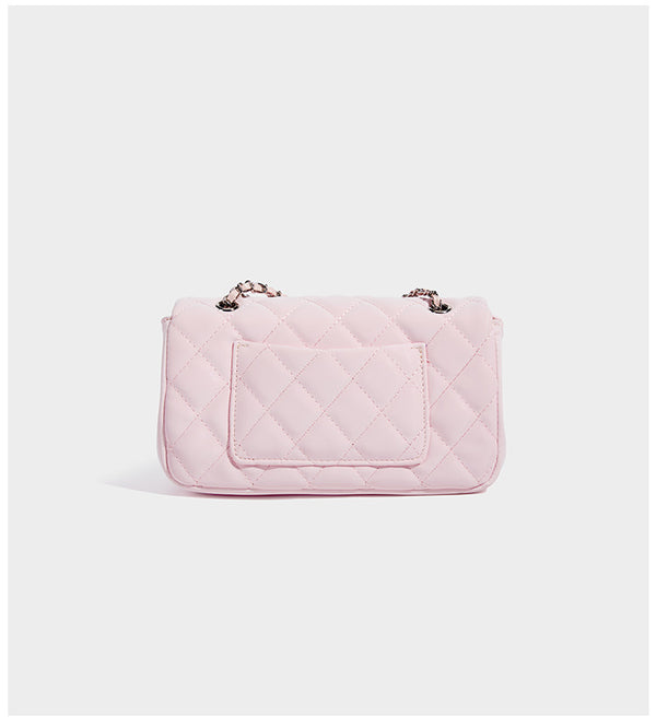 Kompakte Crossbody-Tasche mit Überschlag und Rautensteppung, silberfarbenem Drehverschluss und geflochtenem Kettenriemen, Detailansicht 12