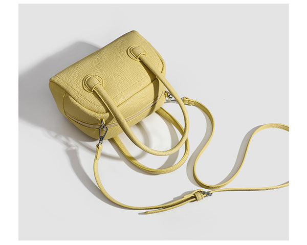 Mini-Boston-Tasche mit genarbtem Finish, zwei Henkeln, abnehmbarem und verstellbarem Crossbody-Riemen sowie silberfarbenen Beschlägen, Detailansicht
