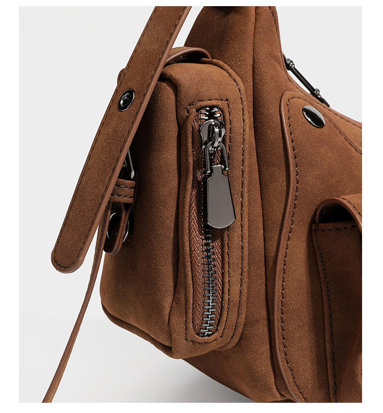 Braune matte Schultertasche in Velourslederoptik mit Nietenbeschlägen in Gunmetal, vorderer Schnallenlasche, Klappentaschen und verstellbarem Crossbody-Riemen