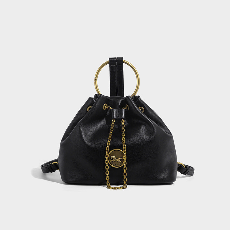 Kleine Bucket-Tasche aus genarbter Lederoptik mit goldfarbenem Ringhenkel, Kettenmedaillon als Akzent und verstellbarem Rucksack