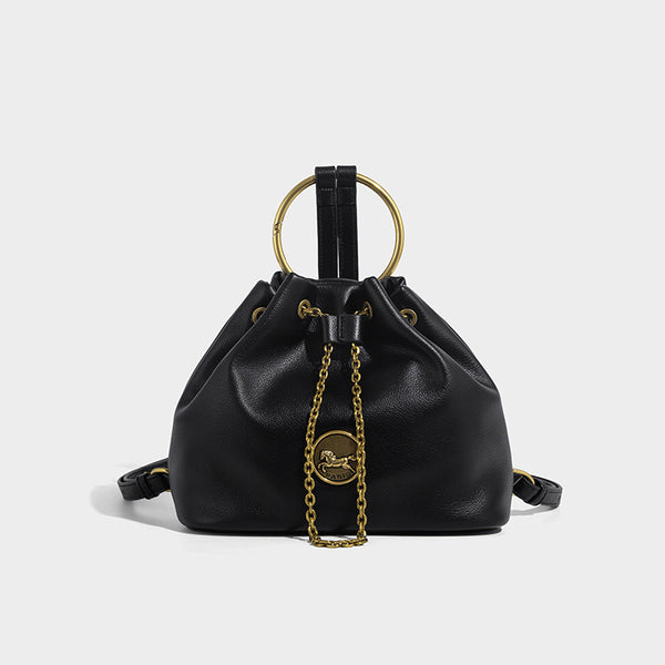 Kleine Bucket-Tasche aus genarbter Lederoptik mit goldfarbenem Ringhenkel, Kettenmedaillon als Akzent und verstellbarem Rucksack