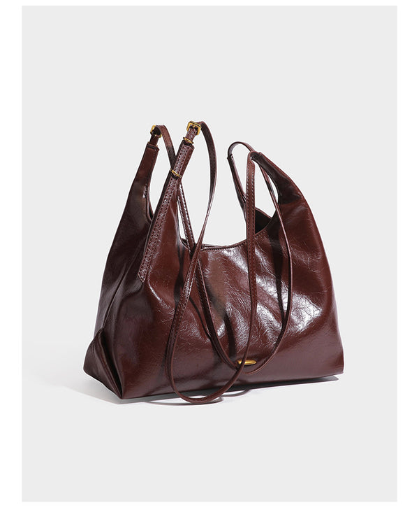 Lässige Hobo-Schultertasche mit offenem Oberteil in glänzender, geknautschter dunkelbrauner Lederoptik mit schmalem verstellbarem Riemen und goldfarbenem