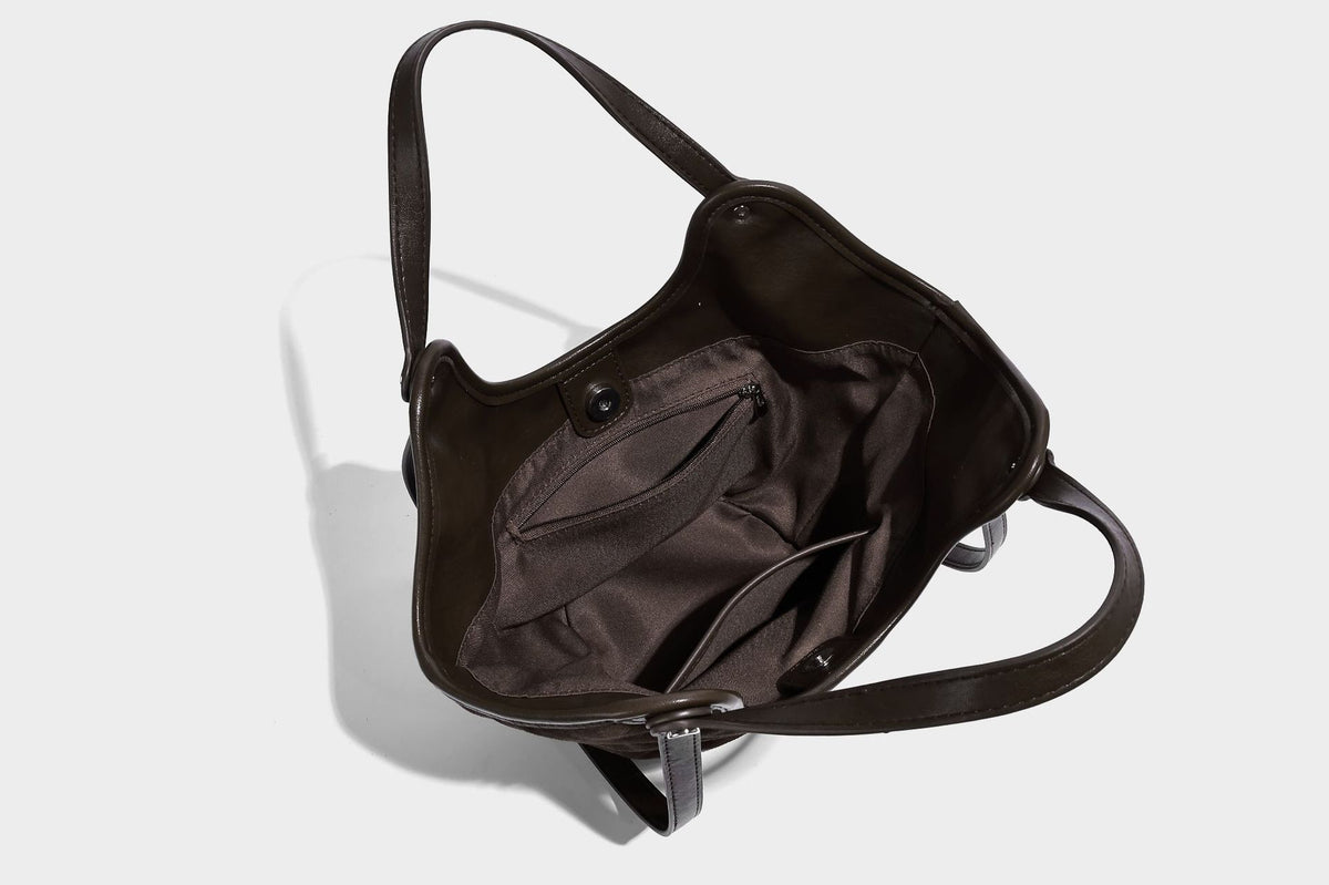 Dunkelbraune Hobo-Schultertasche mit matter Velourslederoptik, geschwungener Silhouette mit offenem oberen Abschluss, zwei Schulterriemen und abnehmbarem
