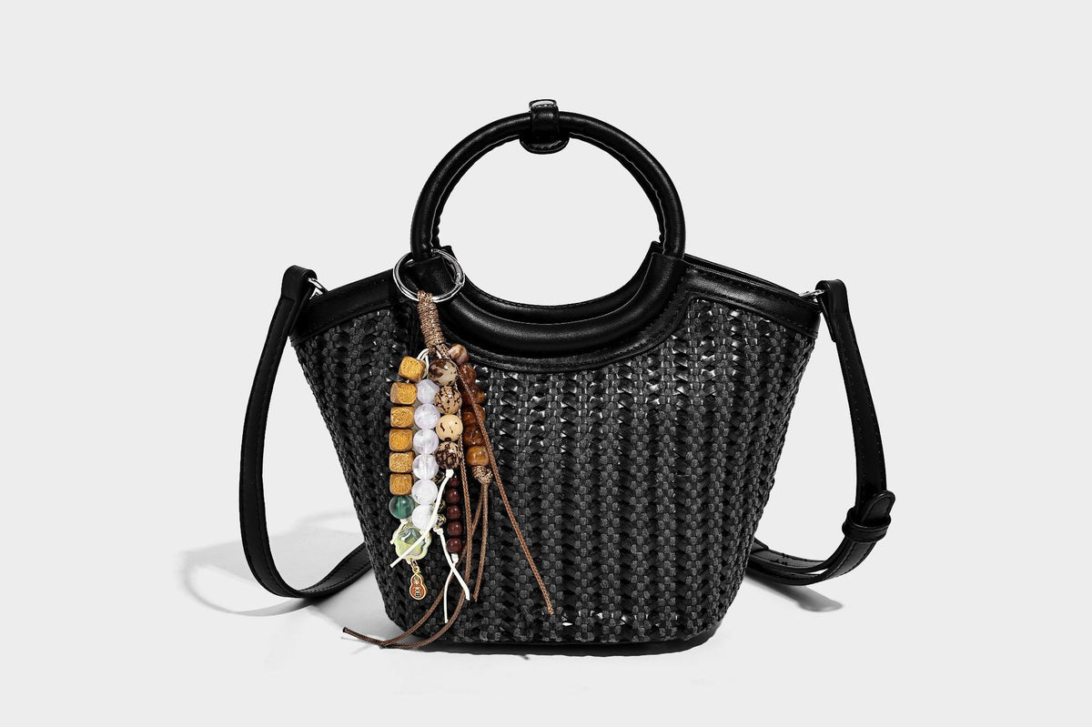 Kleine gewebte Beuteltasche in Tanbraun mit rundem Henkel aus Lederimitat, Quastenanhänger mit Perlen und abnehmbarem Crossbody-Riemen