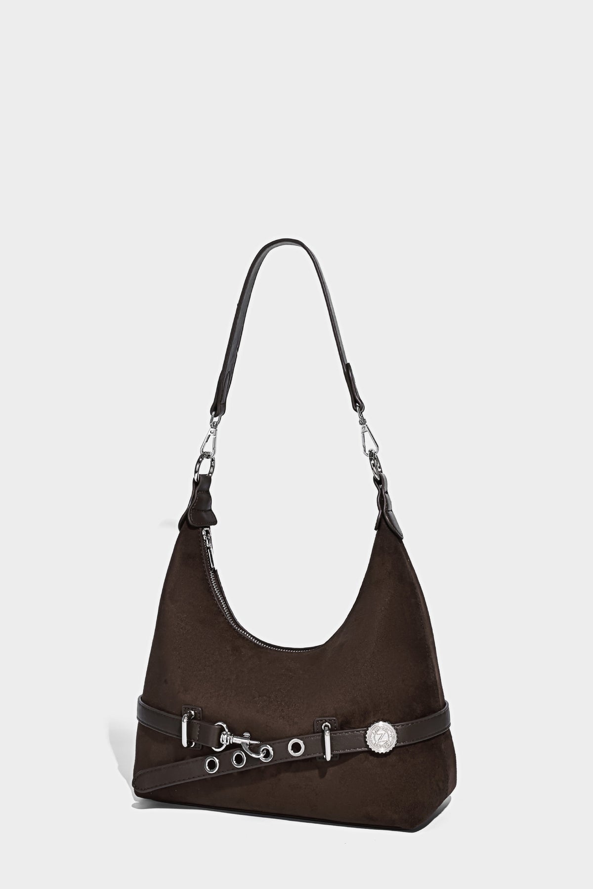 Hobo-Schultertasche in Dunkelbraun mit velourslederartiger Oberfläche, silberfarbener Gürtelschnalle und Ösenbeschlägen, verstellbarem Riemen, Detailansicht