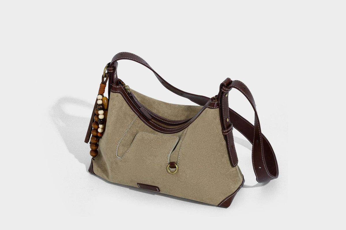 Matte Hobo-Schultertasche in warmem Braun mit dunklem Besatz in Lederoptik, Kontrastnähten, goldfarbenen Metallbeschlägen und