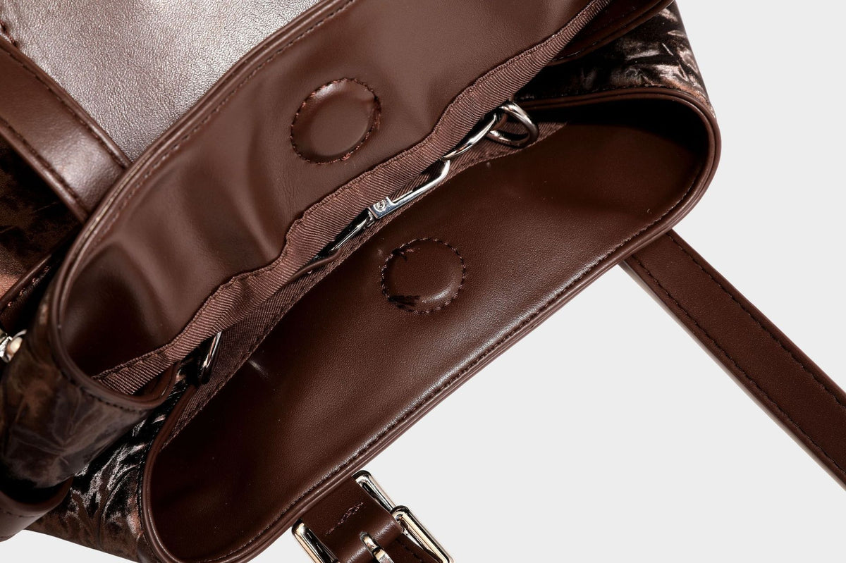 Glänzende, geknautschte Metallic-Tote-Bag mit zwei Henkeln, abnehmbarem Schulterriemen und abnehmbarer Mini-Tasche mit Reißverschluss in Braun