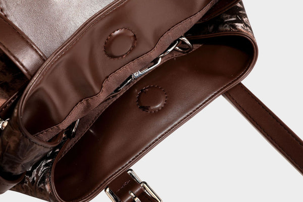 Glänzende, geknautschte Metallic-Tote-Bag mit zwei Henkeln, abnehmbarem Schulterriemen und abnehmbarer Mini-Tasche mit Reißverschluss in Braun