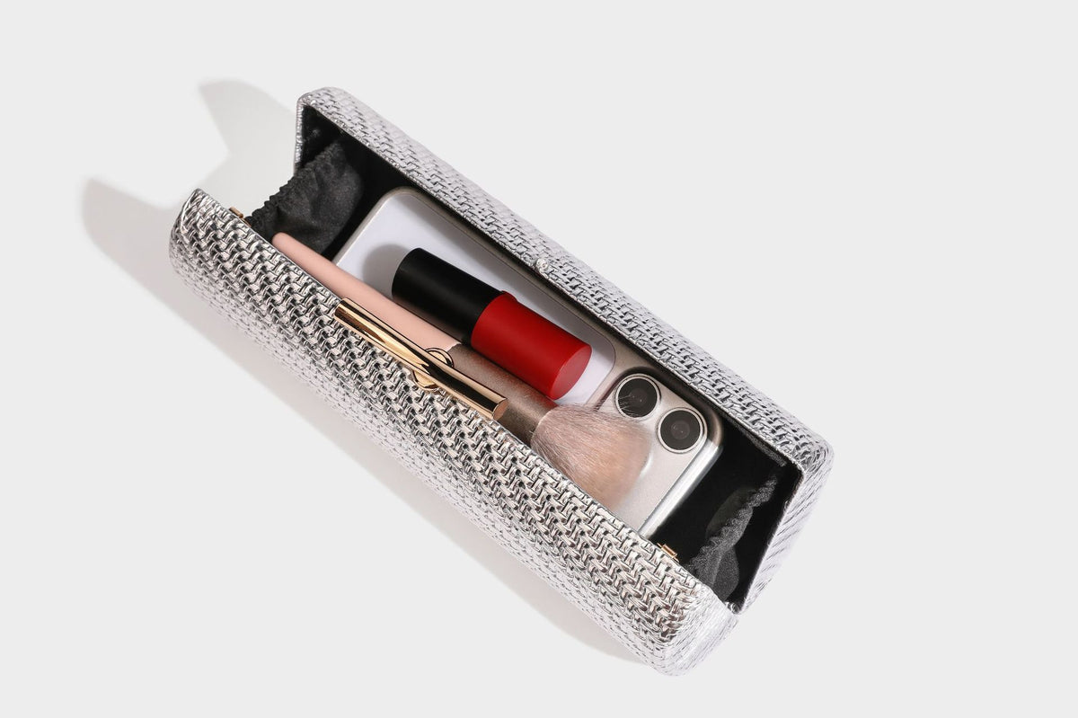 Strukturierte, metallisch glänzende geflochtene Clutch für den Abend mit geschwungenem goldfarbenem Bügelverschluss und abnehmbarem, schmalem goldfarbenem Kettenriemen