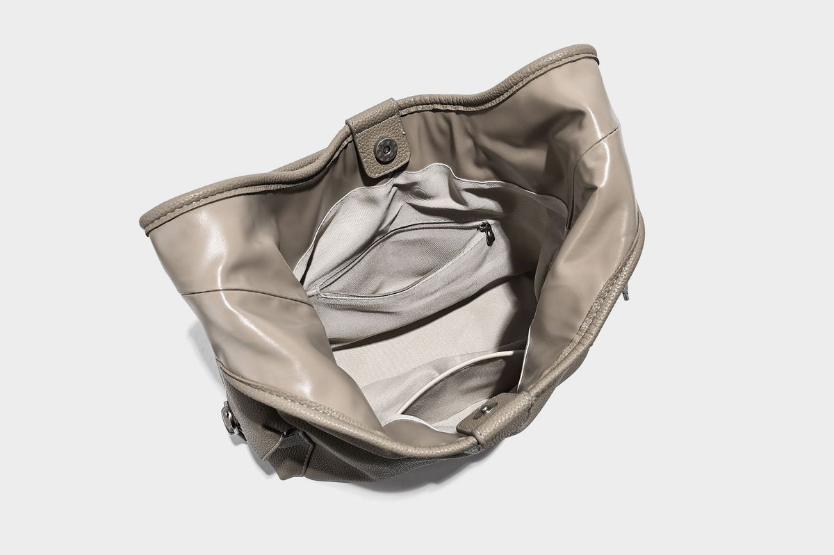 Große, lässig fallende Hobo-Schultertasche in genarbter Lederoptik mit langem Schulterriemen und seitlicher Klappentasche mit Metalldetail