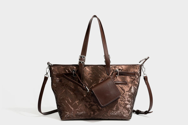 Glänzende, geknautschte Metallic-Tote-Bag mit zwei Tragegriffen oben, abnehmbarem Schulterriemen und abnehmbarer Mini-Reißverschlusstasche in Braun