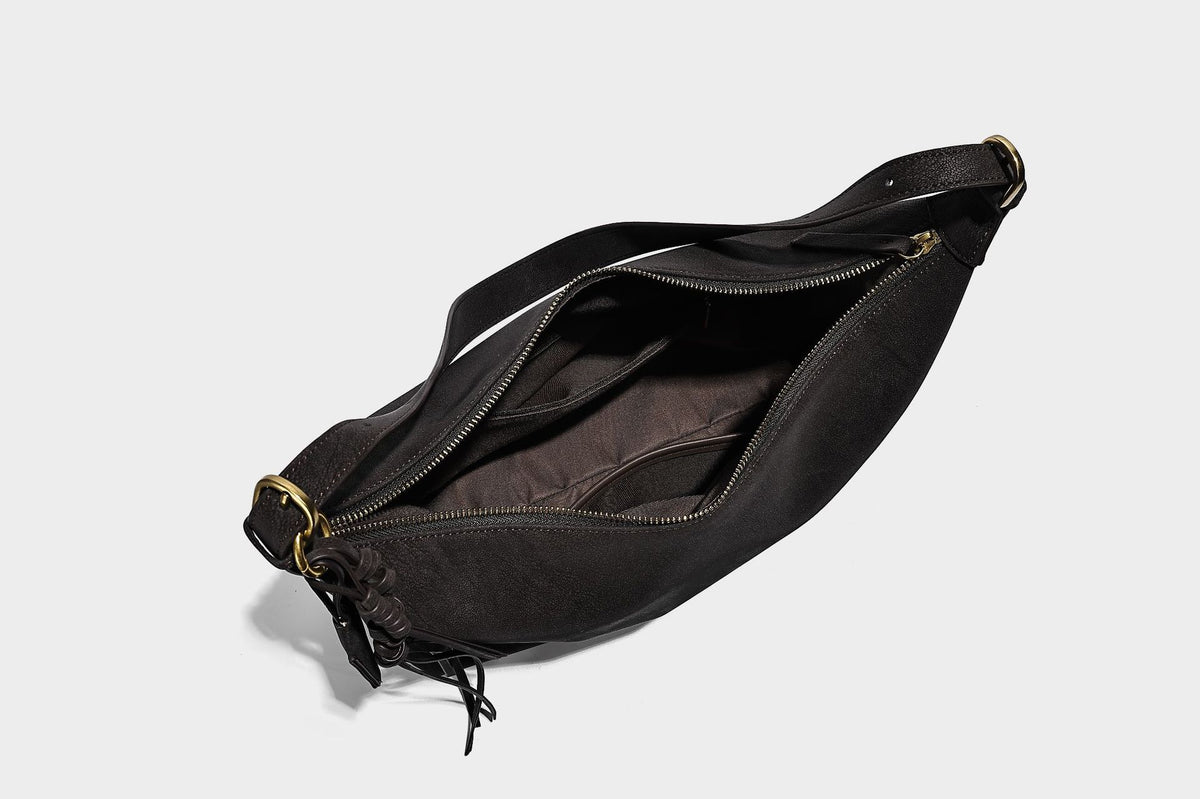 Lässig fallende Hobo-Schultertasche mit matter Oberfläche, Quastenbesatz und goldfarbenen Metallbeschlägen, Detailansicht 34