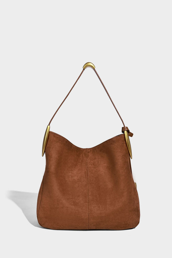 Beige-braune Hobo-Schultertasche mit lässiger Silhouette, matter Veloursleder-Optik, goldfarbenen halbmondförmigen Beschlägen und schmalem Schulterriemen, Detailaufnahme