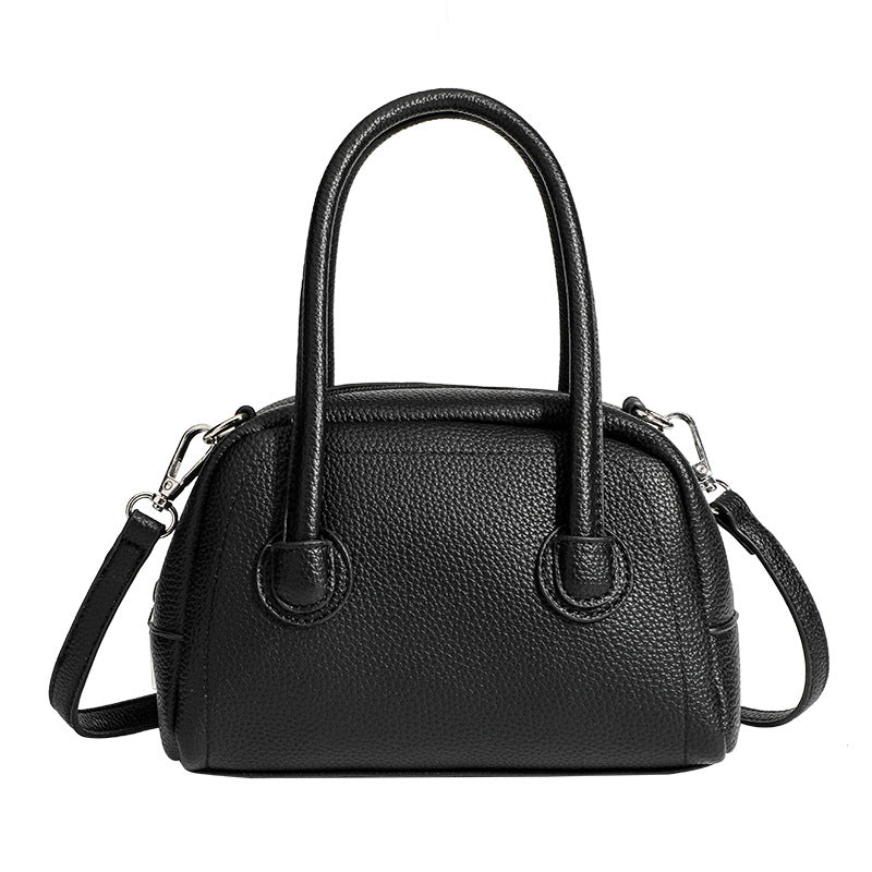 Mini-Boston-Tasche mit genarbter Oberfläche, zwei Tragegriffen, abnehmbarem verstellbarem Crossbody-Riemen und Beschlägen in Silberoptik, Detailansicht