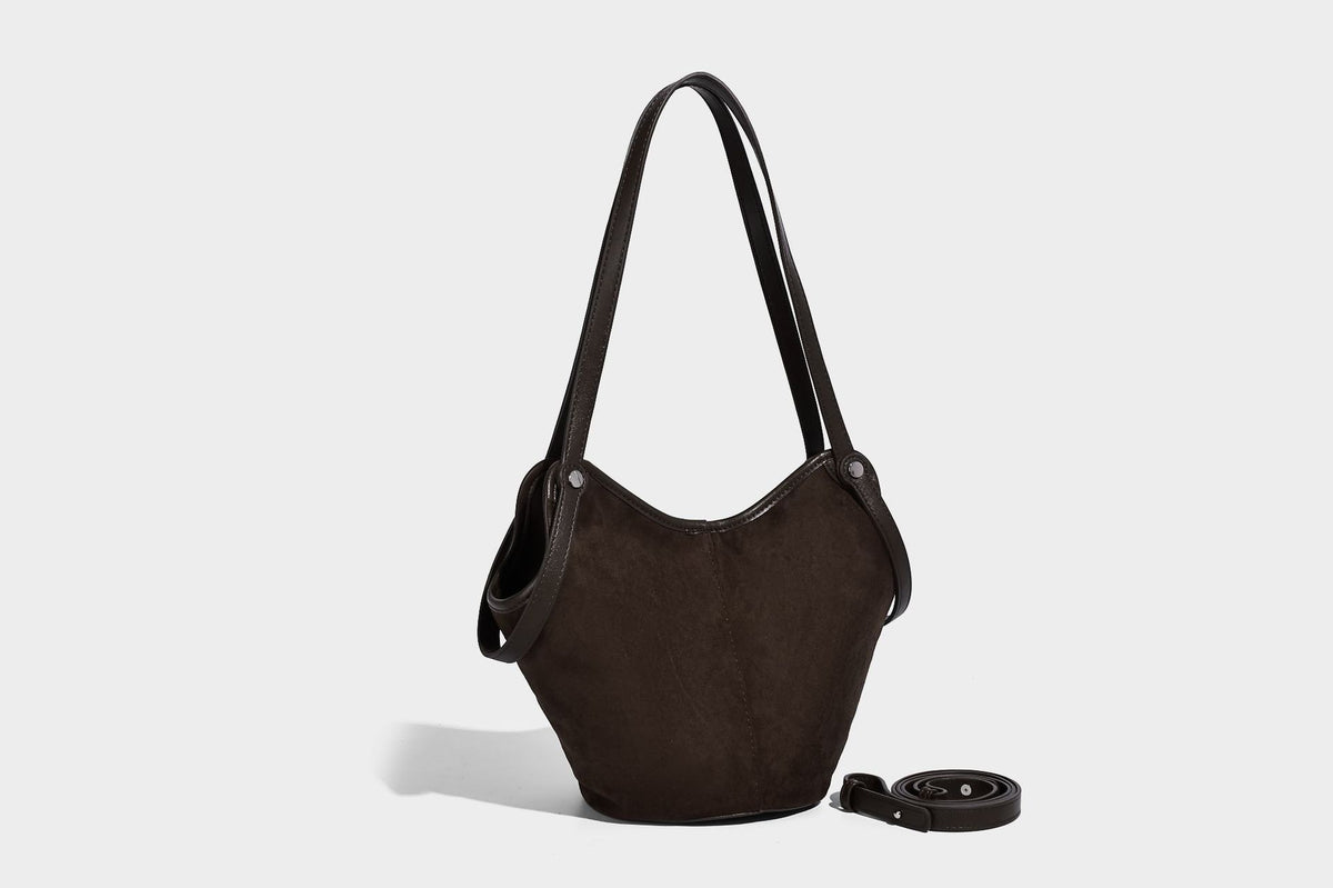 Dunkelbraune Hobo-Schultertasche mit matter Velourslederoptik, geschwungener Silhouette mit offenem oberen Abschluss, zwei Schulterriemen und abnehmbarem